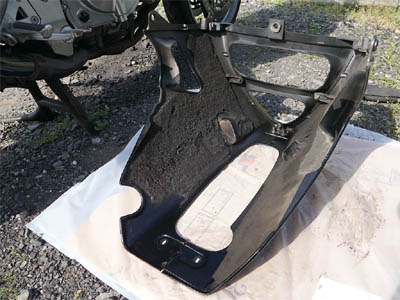 劣化した保護スポンジと内部の泥汚れを拭き取って綺麗になったZZR400のアンダーカウル