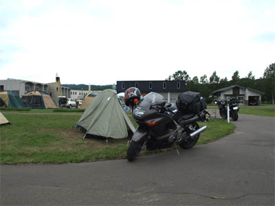 北海道帯広の上士幌町にある「上士幌町航空公園キャンプ場」のサイトに張ったテント