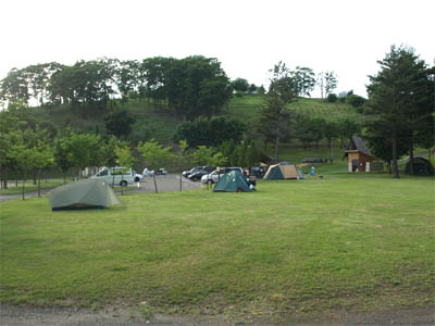 北海道別海町にある「別海ふれあいキャンプ場」のサイトに張ったテント