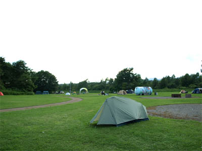 北海道帯広の上士幌町にある「上士幌町航空公園キャンプ場」のサイトに張ったテント