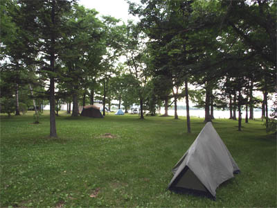 女満別湖の湖畔にある「女満別湖畔キャンプ場」のサイトに張ったテント