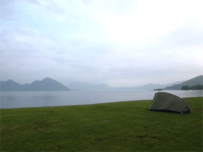 北海道洞爺湖の湖畔にある「とうや中央公園・小公園キャンプ場」のサイトに張ったテント