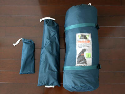 モンベル(mont-bell)のテント「ムーンライトテント2型」の装備一式（テント本体、ポールを入れた袋、ペグを入れた小袋）
