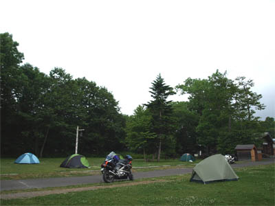 北海道別海町にある「別海ふれあいキャンプ場」のサイトに張ったテント