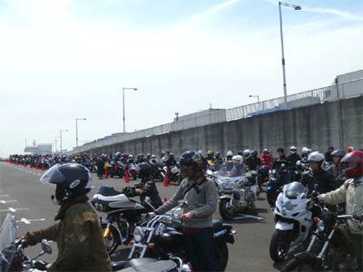 第42回東京モーターサイクルショーのバイク駐車場（駐輪場）に並ぶバイクの列