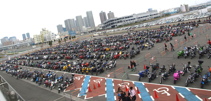 第40回東京モーターサイクルショーのバイク駐車場