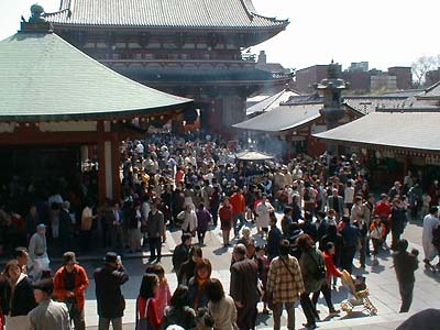 観光客で賑わう浅草寺の境内
