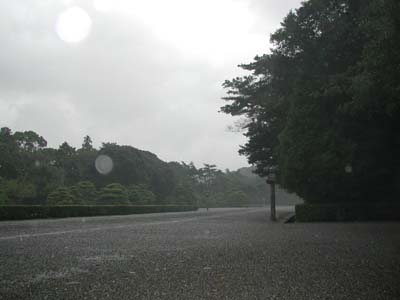 雨が降る早朝で人気の無い伊勢神宮の参道