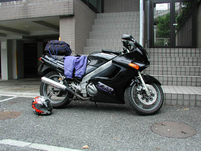 东京的出租公寓，可以停放摩托车