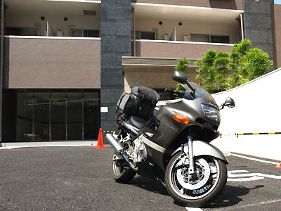 東京有摩托車停車場的出租公寓