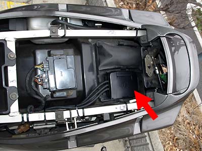 ZZR400に二輪車用ETCを搭載した写真(シートの下)