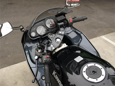 分離型の二輪車用ETCをバイクのハンドルに取り付けた例