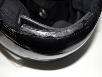 ヘルメットの底部が破損した、AGVフルフェイスヘルメット