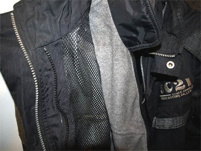jaket motosikal dengan bahagian dalam yang boleh ditanggalkan.