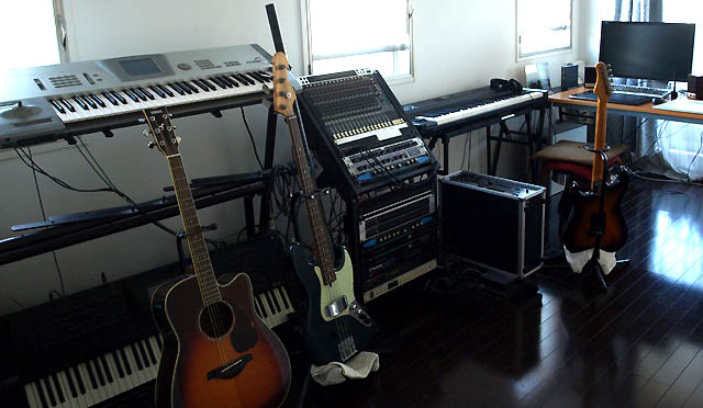 キーボード、シンセやギターなどの音楽機材を置いた部屋