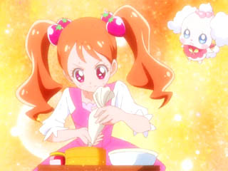 キラキラ☆プリキュアアラモード第一話「大好きたっぷり！キュアホイップできあがり！」より、うさぎショートケーキを作っている宇佐美いちか（キュアホイップ）