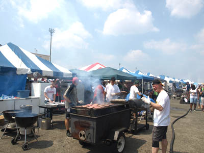 横田基地友好祭、米兵が肉を焼いている屋台
