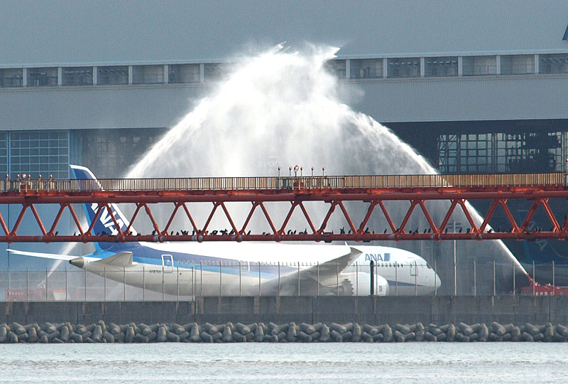 Boeing787日本初飛来の検証プログラム（テストフライト）の羽田空港での放水式
