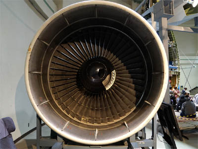 エアーインレットのカウルが付いたまま航空機用エンジン