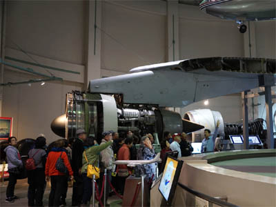 航空科学博物館を訪れている年配の団体観光客
