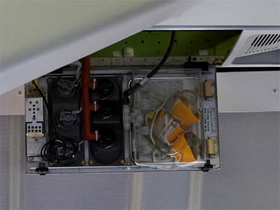 Boeing747の座席の天井パネルの裏にあるエアーダクトと緊急用酸素マスク