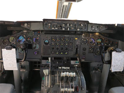 Boeing747クラシックのアナログの計器ばかりが並んだコックピット