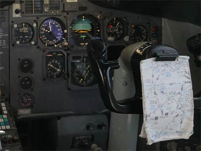 Boeing747の操縦桿に付けられたエンルートマップ
