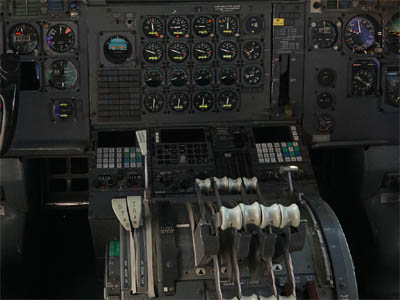 Boeing747クラシックのコックピットの計器とレバー類