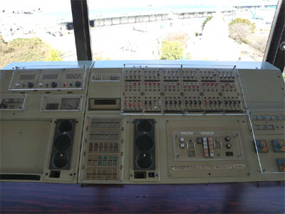 かなり古い空港管制塔の管制卓
