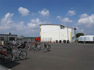 調布飛行場の駐輪場とバイク駐車スペース