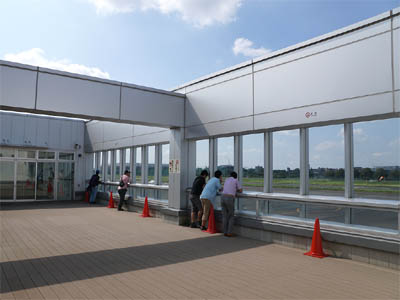 調布飛行場のターミナルビルの２階にある展望デッキ
