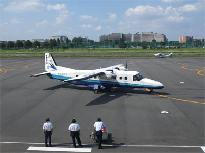 調布飛行場に着陸した大島発、調布行、新中央航空102便(JA31CA)