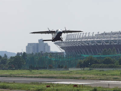 調布飛行場を離陸する神津島行、新中央航空303便(JA32CA)
