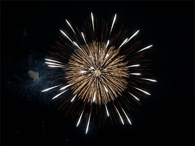 Fogos de artifício tirados com uma câmera de mão sem usar um tripé