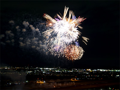 昭和記念公園の花火大会で打ち上げられた花火と立川市内の夜景