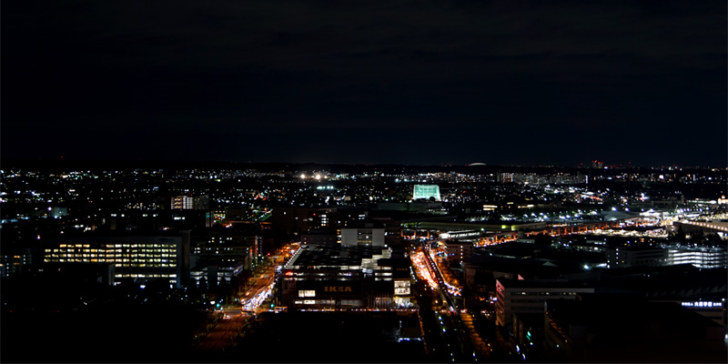 Ночной вид на город с верхнего этажа высотной квартиры Тачикава