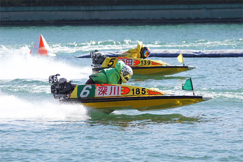２着争いを繰り広げる５号艇 淺田千亜希選手と６号艇 深川麻奈美選手のボート