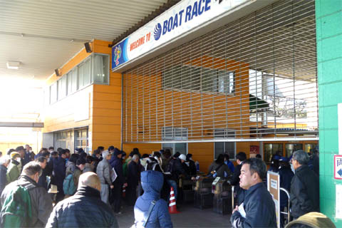 多摩川競艇場の正門で開門と同時に続々と入場していく観客