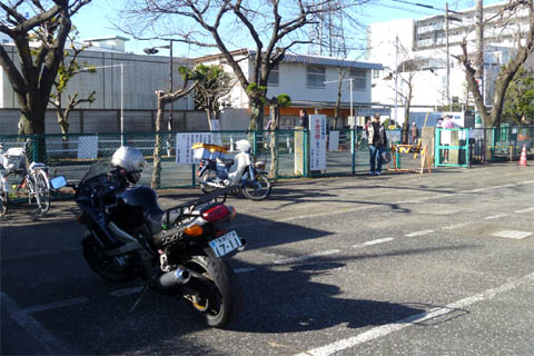 多摩川競艇場のバイク駐車場（駐輪場）