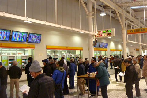 平日開催でも賑わっている多摩川競艇場の船券売り場