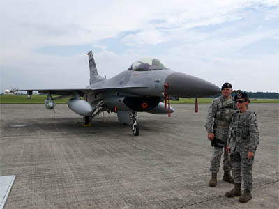F-16C Fighting Falcon（ファイティング・ファルコン）と横田基地の米軍人