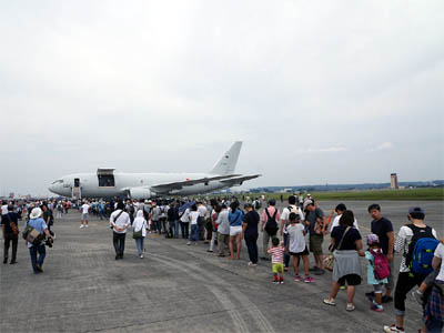 横田基地で公開している空中給油機KC-767Jと待ち行列