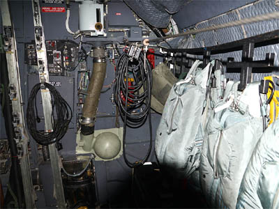 輸送機MC-130H コンバット・タロンIIの格納庫の内部