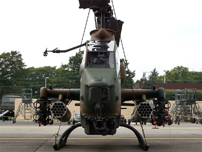 真正面から見た陸上自衛隊のAH-1S COBRA