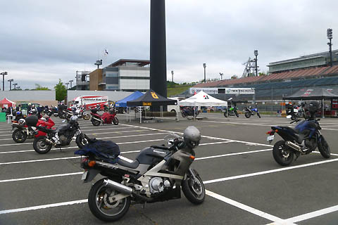 ツインリンクもてぎのパドック裏に設置されたバイク駐車場