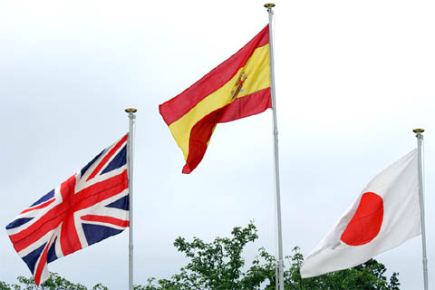 日本グランプリの表彰式で掲揚されたスペイン、イギリス、日本の国旗