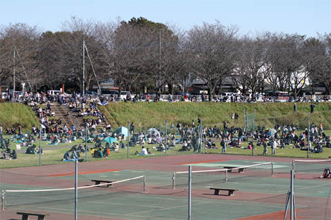 入間基地航空祭の当日に多くの観客で賑わっている入曽多目的広場の芝生
