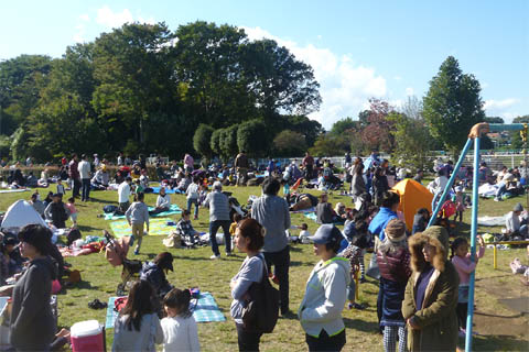 入間基地航空祭の当日に家族連れで賑わう入曽多目的広場の中にある公園