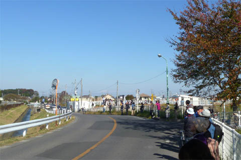 入曽多目的広場の先にある滑走路南端の道路（入間基地航空祭の当日の様子）