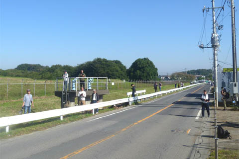 入曽多目的広場の東テニスコートの先にある道路沿いに撮影スポット
